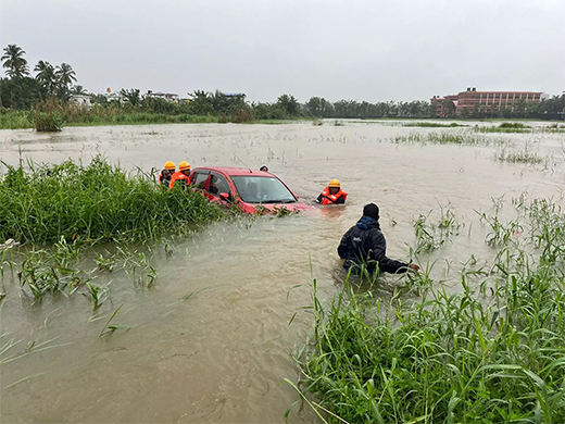Main news Car drown in flood